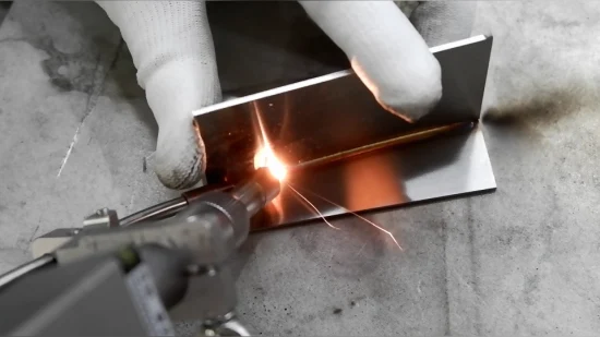 Machine de nettoyage de soudure de métal de laser de moule de fibre pour la soudeuse par points de tuyau